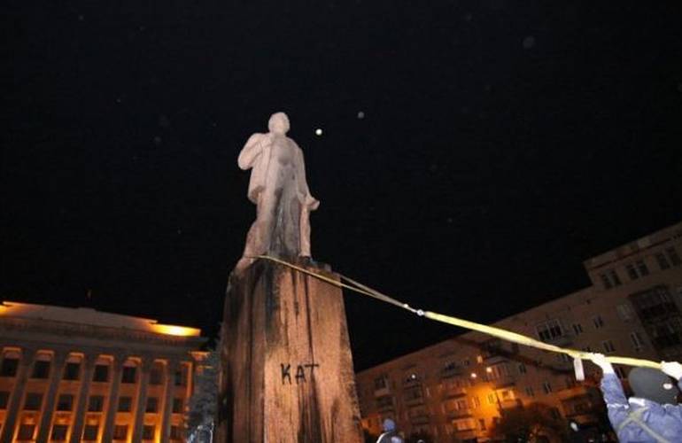 На Соборной площади демонтировали постамент, на котором стоял памятник Ленину. ФОТО