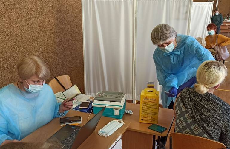 В Житомирской ОГА рассказали, сколько вакцинированных попадает в больницу с COVID-19