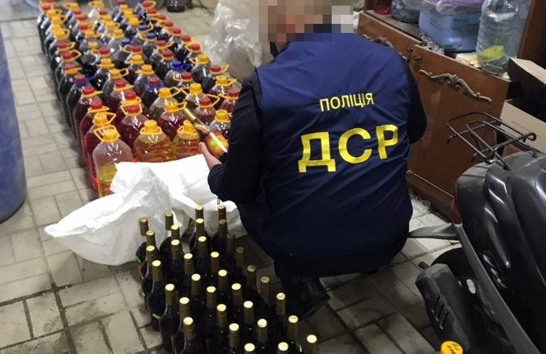 ЖЖ инфо: Дельцы производили в сараях коньяк и продавали в магазины Житомирской области. ФОТО Дельцы производили в сараях коньяк и продавали в магазины Житомирской области. ФОТО