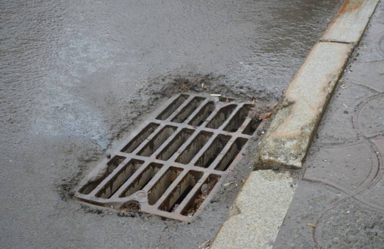 Коммунальщики подготовили ливневую канализацию Житомира к зимнему сезону