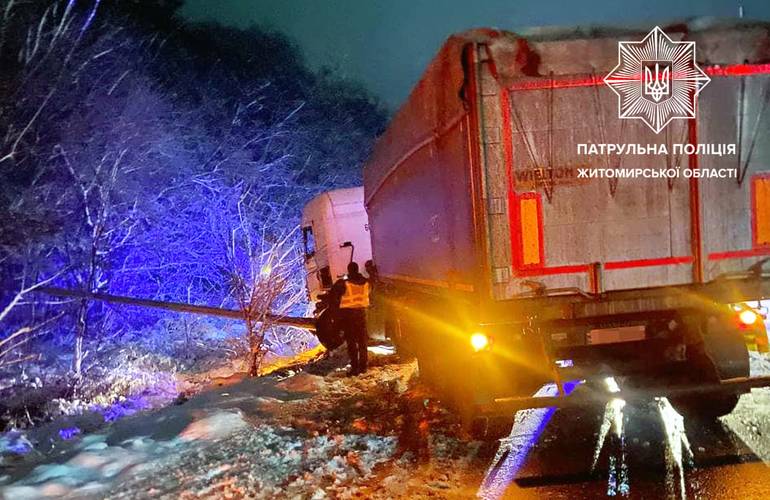 ЖЖ инфо: На трассе Житомир – Бердичев грузовик врезался в столб. ФОТО На трассе Житомир – Бердичев грузовик врезался в столб. ФОТО