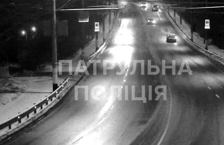 Камеры наблюдения сняли, как легковушка на Чудновском мосту влетела в отбойник. ВИДЕО