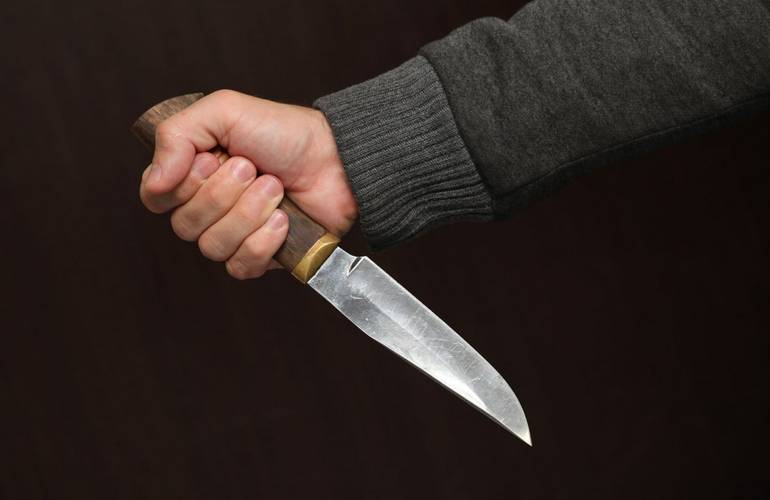 Нападал с ножом на житомирян: суд вынес приговор грабителю