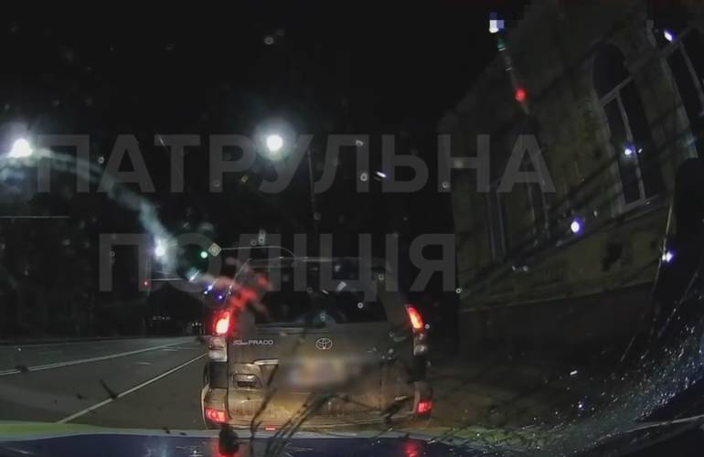 ЖЖ инфо: В Житомире пьяный пассажир Toyota Prado разбил лобовое стекло полицейского автомобиля. ВИДЕО В Житомире пьяный пассажир Toyota Prado разбил лобовое стекло полицейского автомобиля. ВИДЕО