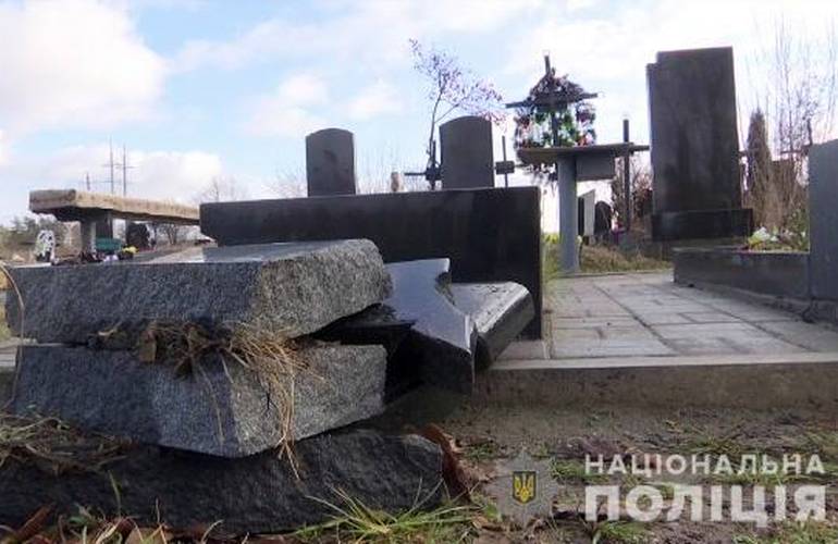Надгробия на кладбище под Житомиром разбил 19-летний парень