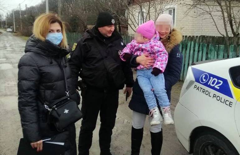ЖЖ инфо: В Житомирской области свекровь забрала ребенка у невестки и держала его под замком В Житомирской области свекровь забрала ребенка у невестки и держала его под замком