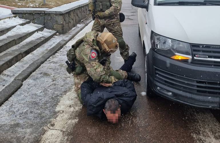 В Житомире полицейский спецназ задержал мужчину, который хотел отравить беременную жену. ВИДЕО