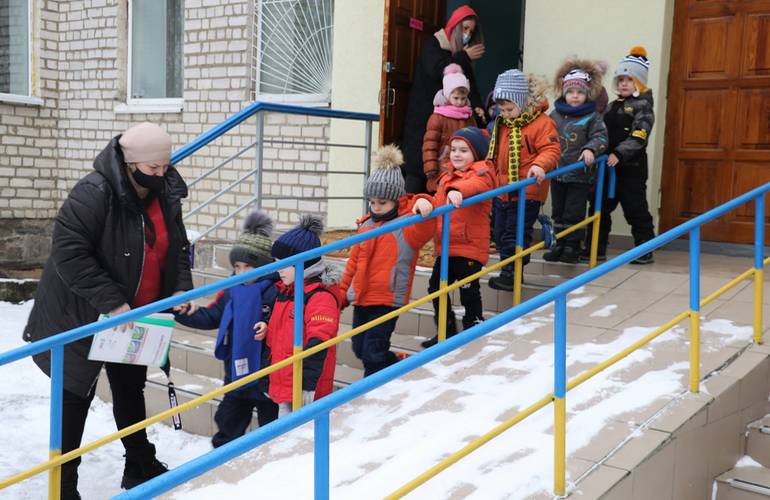 В Житомире провели учебную эвакуацию детей из садика. ФОТО
