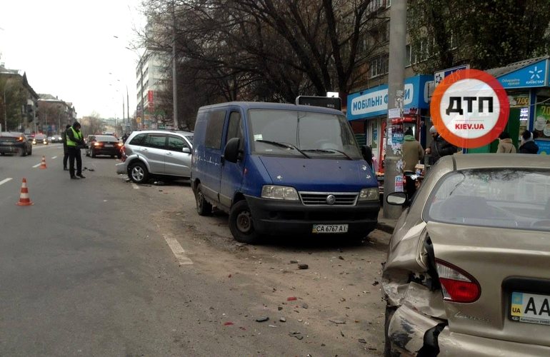 Водитель Toyota из Житомира протаранил несколько авто в Киеве: видео масштабной аварии