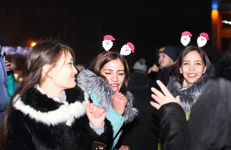 Как житомиряне встретили Новый год возле главной ёлки города. ФОТОРЕПОРТАЖ