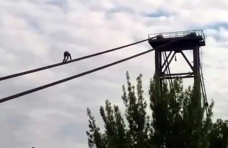 Рискуя жизнью, молодой парень взобрался по канатам на 70-метровый мост в парке Гагарина. ВИДЕО