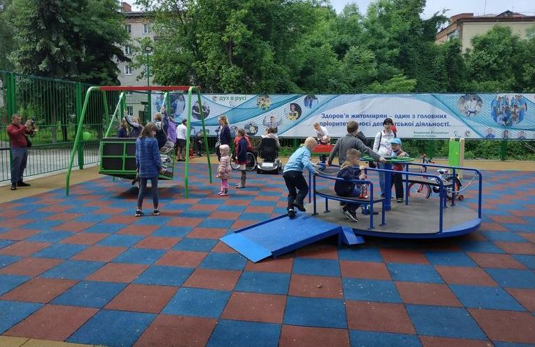 Житомирские подростки «убивают» новую игровую площадку, открытую всего 3 месяца назад. ФОТО