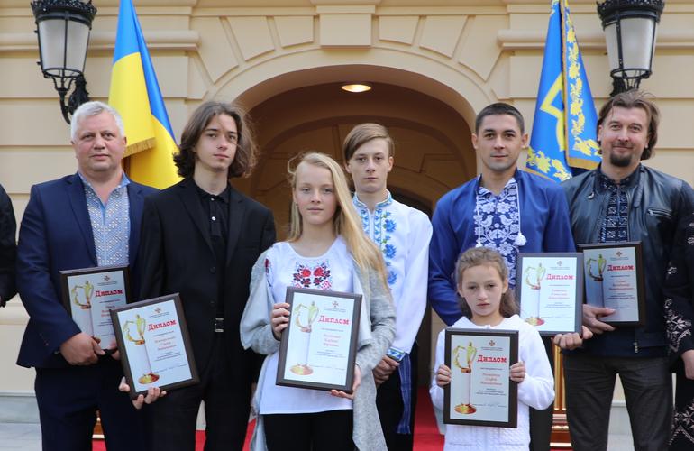 Зеленский наградил за героические поступки двоих школьников из Житомирской области. ФОТО