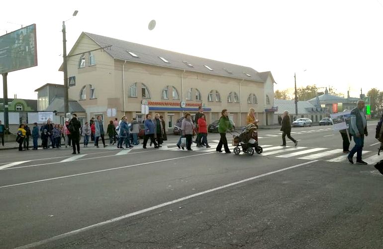 Житомиряне перекрыли проспект, протестуя против строительства АЗС. ФОТО