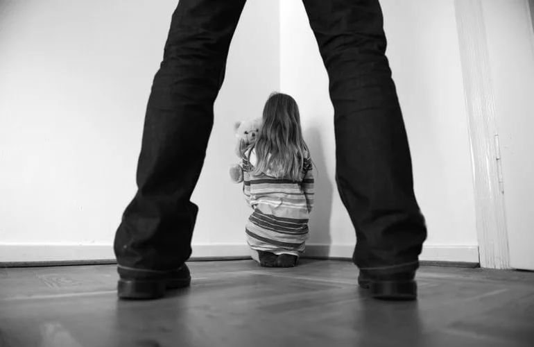 На Житомирщине отец-одиночка развращал свою 5-летнюю дочь