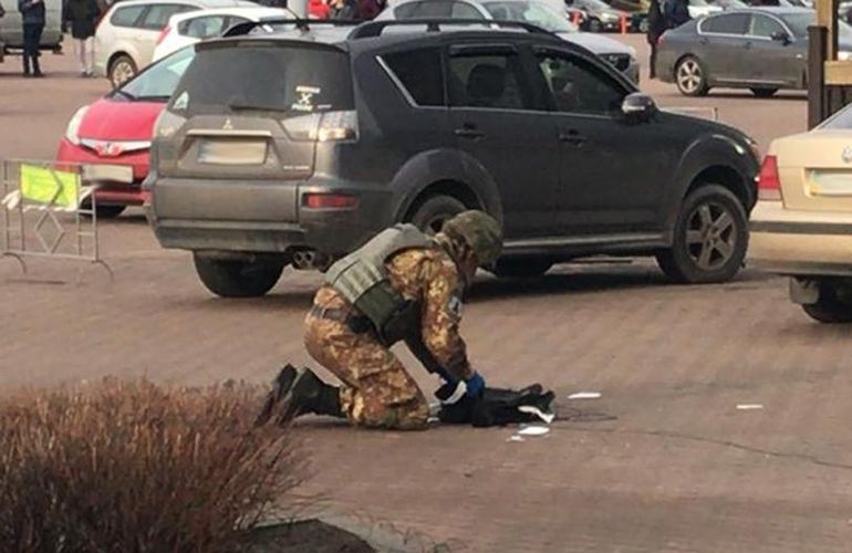 ЖЖ инфо: В Житомире спецслужбы оцепили «Глобал» из-за подозрительного рюкзака В Житомире спецслужбы оцепили «Глобал» из-за подозрительного рюкзака