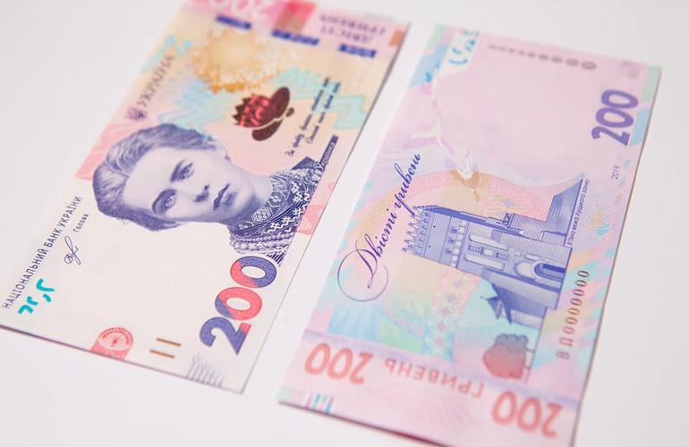 НБУ ввел в обращение обновленную банкноту 200 гривен. ФОТО