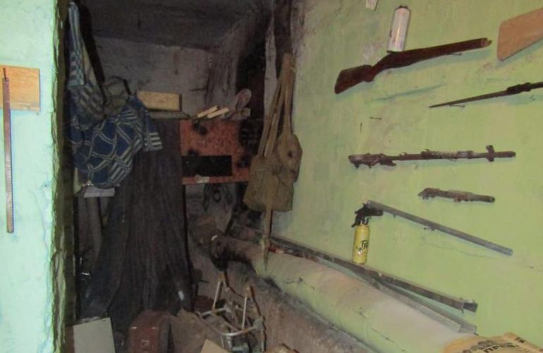 Житель райцентра устроил в подвале многоэтажки «музей» оружия и боеприпасов