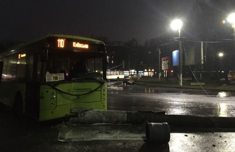 В Житомире автобус с пассажирами врезался в столб