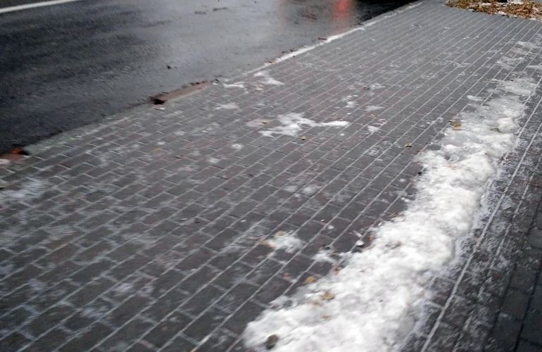 Ледовый дождь за считанные минуты превратил улицы Житомира на каток