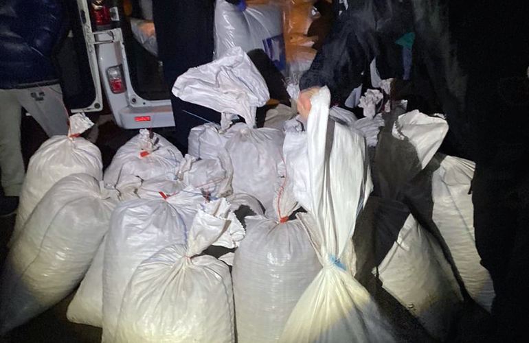 На Житомирщине полиция задержала авто с 700 кг янтаря: водитель хотел откупиться за 1000 евро