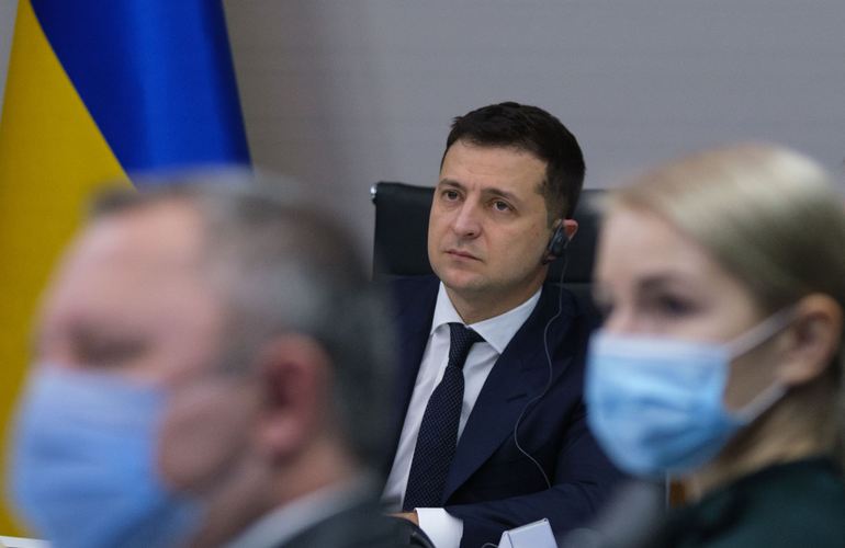 Украинцы считают Зеленского одновременно «неудачником года» и «политиком года» – опрос