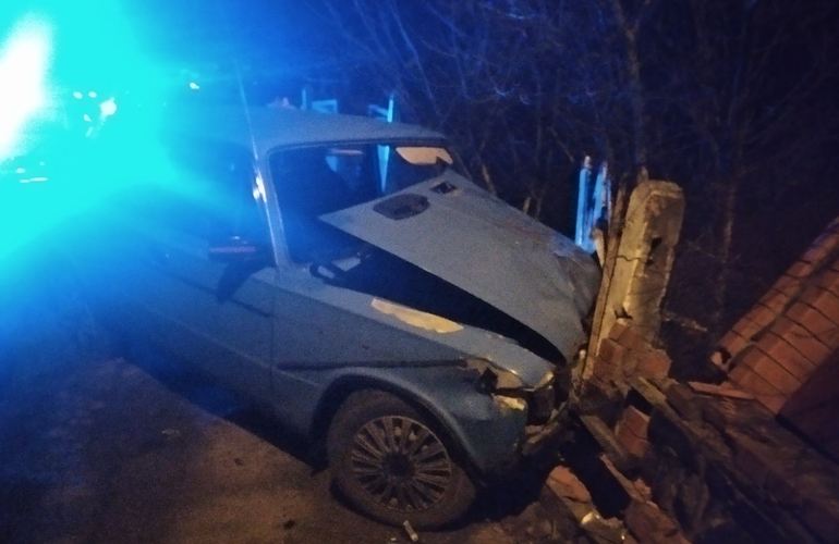В Житомирской области спасатели деблокировали водителя из поврежденного в ДТП авто