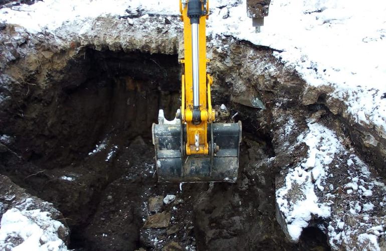 В Житомире из-за прорыва водопровода произошел сдвиг почвы. ФОТО