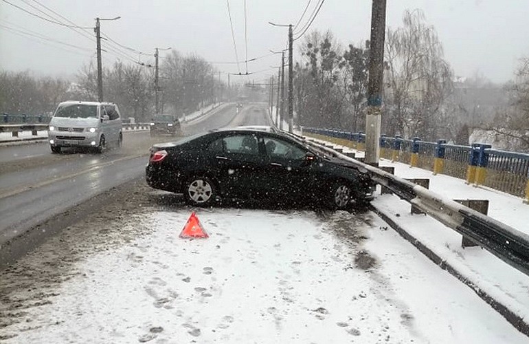 ДТП на Чудновском мосту в Житомире: Ford выехал на встречную полосу и столкнулся с Toyota. ФОТО